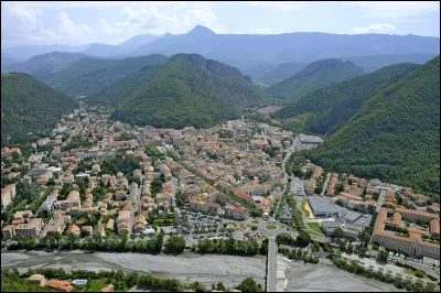 Préfecture des Alpes de Haute-Provence, peuplée de 17 000 habitants :