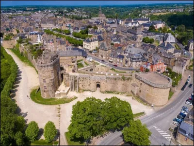 Ville de Bretagne où s'écoule la Rance, sous-préfecture des Côtes d'Armor :