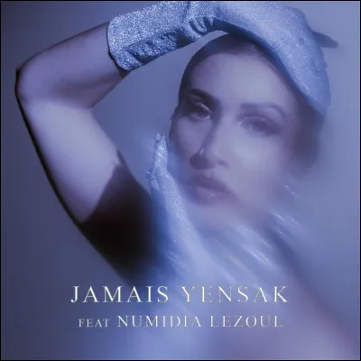 Avec qui a-t-elle fait un featuring dans sa chanson "Jamais yensak" ?