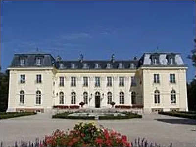 Je vous emmène maintenant en Île-de-France, au château de Béhoust. Commune de l'arrondissement de Rambouillet, elle se situe dans le département ...