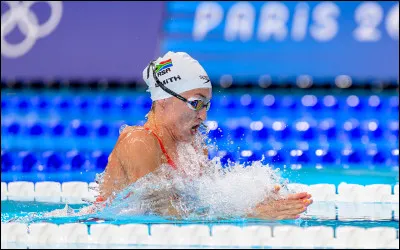 De quel pays la nageuse Tatjana Smith arbore-t-elle le drapeau sur son bonnet ?