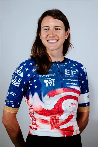 De quel pays la coureuse cycliste Kristen Faulkner porte-t-elle le maillot de championne nationale ?