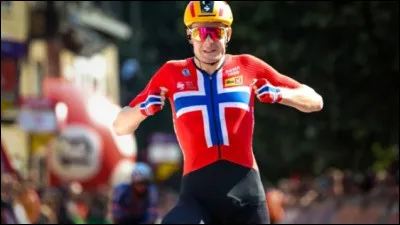 De quel pays le coureur cycliste Markus Hoelgaard porte-t-il le maillot de champion national ?