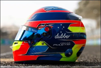Quel drapeau est dessin&eacute; sur le casque du pilote de formule 1 Oscar Piastri ?