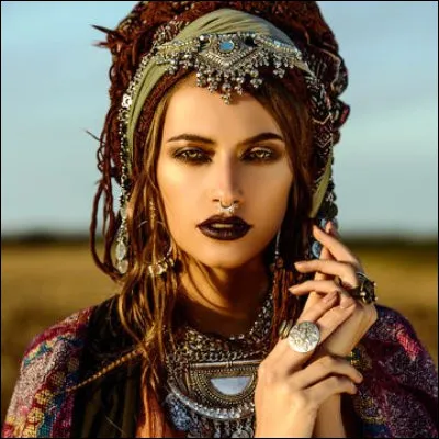 Quelle gamme de jouets lancée par Hasbro en 1981 inclut les personnages Gypsy et Ballon ?