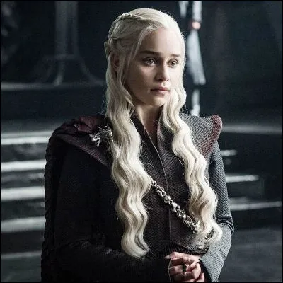 Dans la série "Game of Thrones", lequel de ces surnoms ne désigne pas Daenerys Targaryen ?