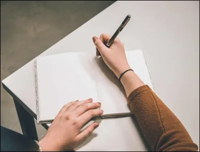 Quel est le nom scientifique du ''syndrome de la page blanche'' qui peut peut donner une sensation de vertige mais également danxiété ?