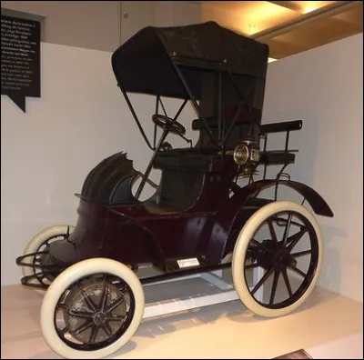 Voici l'une des premières voitures hybrides en 1898. Qui est son inventeur ?