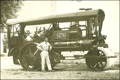 Quelle masse faisait ce premier rouleau compresseur à vapeur construit en 1859 par Louis Lemoine ingénieur à la ville de Bordeaux ?