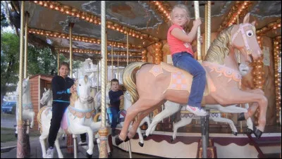 Monty : Là où y a des frites. (cette chanson est sortie en 1935)

Quand Bébert veut sortir sa Margot
Il va pas dans les chics caboulots
Où qu'on s'met tout autour du garrot
Une serviette
Il aime pas les couverts de métal
Les beaux verres taillés dans du cristal...

Comment sont graissés ses doigts ?