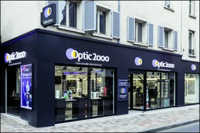 Joe Dassin : Le petit pain au chocolat. (cette chanson est sortie en 1969)


...Et pourtant elle était belle, les clients ne voyaient qu'elle
Et quand on y pense la vie est très bien faite, il suffit de si peu...

C'est quoi : ce "si peu" ?