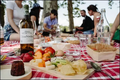 Bourvil : Passe-moi les crudités. (cette chanson est sortie en 1962)

Ils sont en pique-nique, que lui donnera-t-il en échange des crudités ?