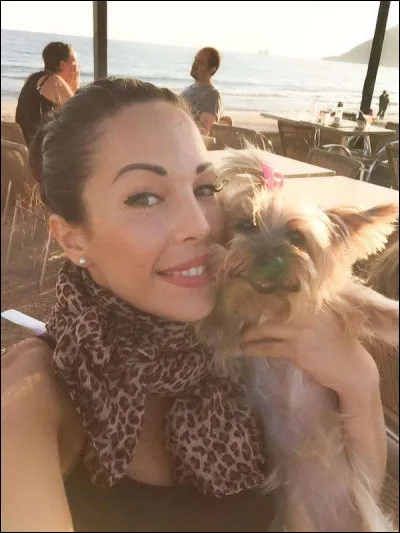 Quel est le prénom du chien de Kim Glow ?