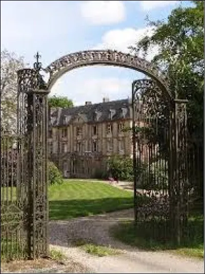 Nous sommes maintenant en Normandie à l'entrée du château de Bierville. Commune de l'aire d'attraction Rouennaise, elle se situe dans le département ...