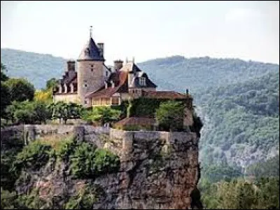 Je vous propose de partir à la découverte du château de Belcastel, à Lacave. Village de l'arrondissement de Gourdon, à la confluence de la Dordogne et de l'Ouysse, il se situe dans le département ...