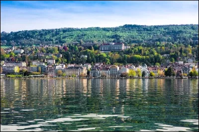 Ville de l'est de la France bordant le lac Léman et portant le nom d'une célèbre eau en bouteille :