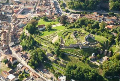 Cette ville est célèbre pour son imagerie datant du XVIIIe siècle :