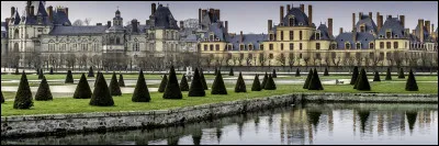 Ville la plus étendue d'Île-de-France en superficie elle est connue pour son château exceptionnel entouré de ses jardins, qui eux-mêmes sont entourés d'une grande forêt domaniale :