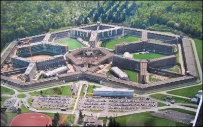 Ville d'Île-de-France abritant le plus grand centre pénitencier d'Europe avec 3800 détenus :