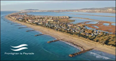 Station balnéaire de l'Hérault au bord de l'étang de Thau, célèbre pour son muscat :