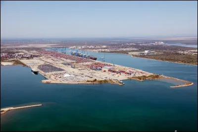 Cette ville est à la frontière entre Camargue et Provence, et c'est le plus grand port industriel français de la façade méditerranéenne :