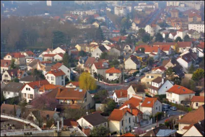 Ville du Val-de-Marne accueillant un autre centre pénitencier, elle est peuplée de 28 000 habitants :