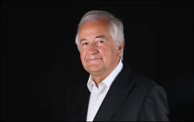 Qui est cet humoriste, chansonnier, homme de radio et journaliste, auteur de cette citation : ''Le pot-de-vin est une sorte de vaso-dilatateur de la conscience politique qui provoque très rapidement un regain d'intérêt chez ceux à qui on l'administre.'' ?