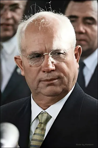 En mars 1953, Staline décède. Qui prendra sa relève en septembre de cette même année ?