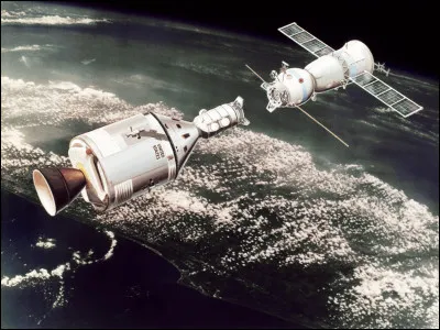 En 1975 a lieu la première mission commune des Américains et des Soviétiques dans l'espace. Cette mission a débuté en juillet pour se poursuivre dans les mois suivants. Quel était le nom de cette mission ?