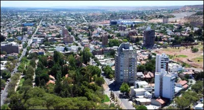 Dans quel pays se trouve Neuquen, ville de 200 000 habitants ?