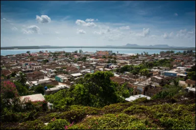 Dans quel pays se trouve Holguin, ville de 300 000 habitants ?