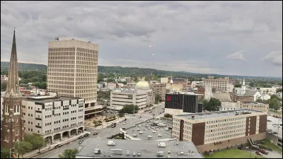 Dans quel pays se trouve Utica, ville de 65 000 habitants ?