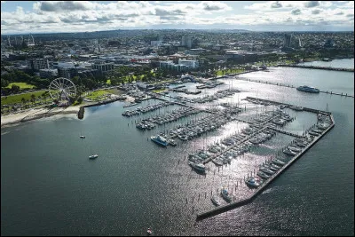 Dans quel pays se trouve Geelong, ville de 180 000 habitants ?