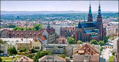 Dans quel pays se trouve Legnica, ville de 90 000 habitants ?