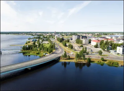 Dans quel pays se trouve Tornio, ville de 21 000 habitants ?