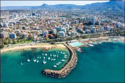 Dans quel pays se trouve Wollongong, ville de 300 000 habitants ?