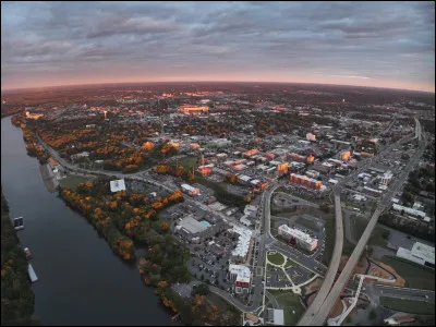 Dans quel pays se trouve Tuscaloosa, ville de 100 000 habitants ?
