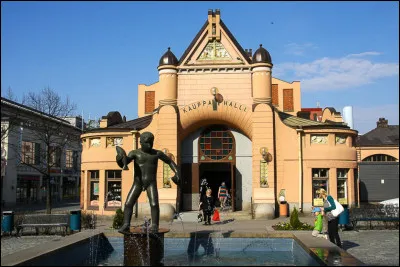 Dans quel pays se trouve Kuopio, ville de 120 000 habitants ?