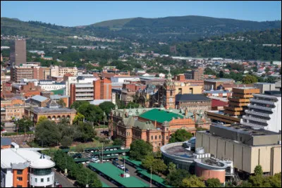 Dans quel pays se trouve Pietermaritzburg, ville de 220 000 habitants ?