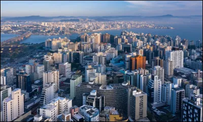 Dans quel pays se trouve Florianopolis, ville de 530 000 habitants ?