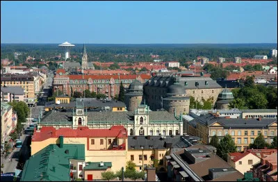 Dans quel pays se trouve Örebro, ville de 100 000 habitants ?