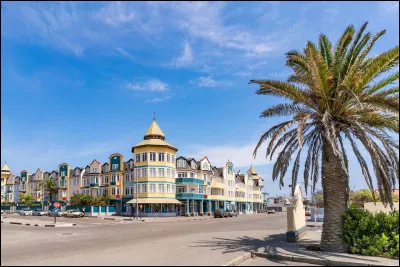 Dans quel pays se trouve Swakopmund, ville de 75 000 habitants ?