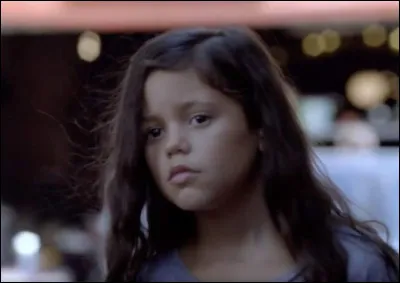 En quelle année débute-t-elle sa carrière avec un petit rôle dans "Les Experts Manhattan" ?