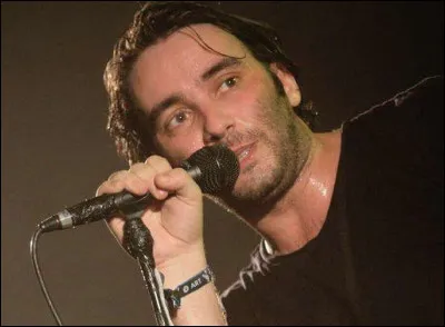 Comment s'appelle la chanson de Damien Saez avec ce texte : "Que la grâce s'accomplisse / Immortelle jouissance / Que les femmes s'unissent dans un parfait accord / Rien que pour un instant / L'éphémère devienne / Éternité" ?