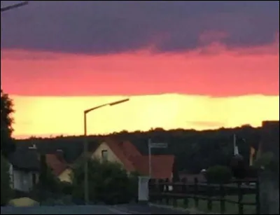 Le ciel est coloré de jaune, rouge et noir. À quel drapeau cela vous fait-il penser ?