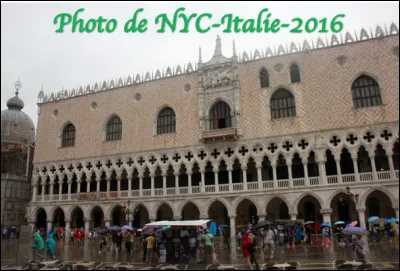 Dans quelle ville, le palais des Doges (1740), situé sur la place Saint-Marc, est-il localisé ?