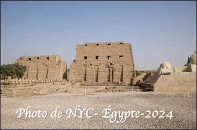 Dans quelle ville, le temple de Karnak (2 000 ans av J.-C), plus grand complexe religieux d'Égypte est-il localisé ?