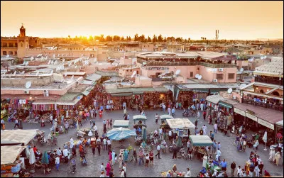 Dans quelle ville, la place Jamaa el-Fna, haut lieu populaire et animé, est-elle localisée ?