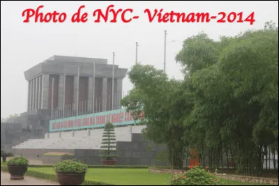 Dans quelle ville le mausolée (1973) qui contient dans un tombeau en verre le corps de Hô Chi Minh est-il localisé ?