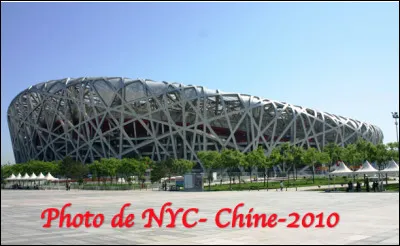 Dans quelle ville, le Stade national des J.O d'été de 2008, surnommé "le Nid d'oiseau" est-il localisé ?